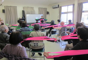 横山いこいの広場で体操をする人々の写真