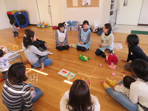 あつまれ！おやこに参加している親子と保育士の写真