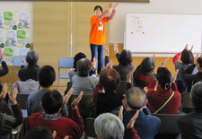 大沢地区　笑いヨガの様子